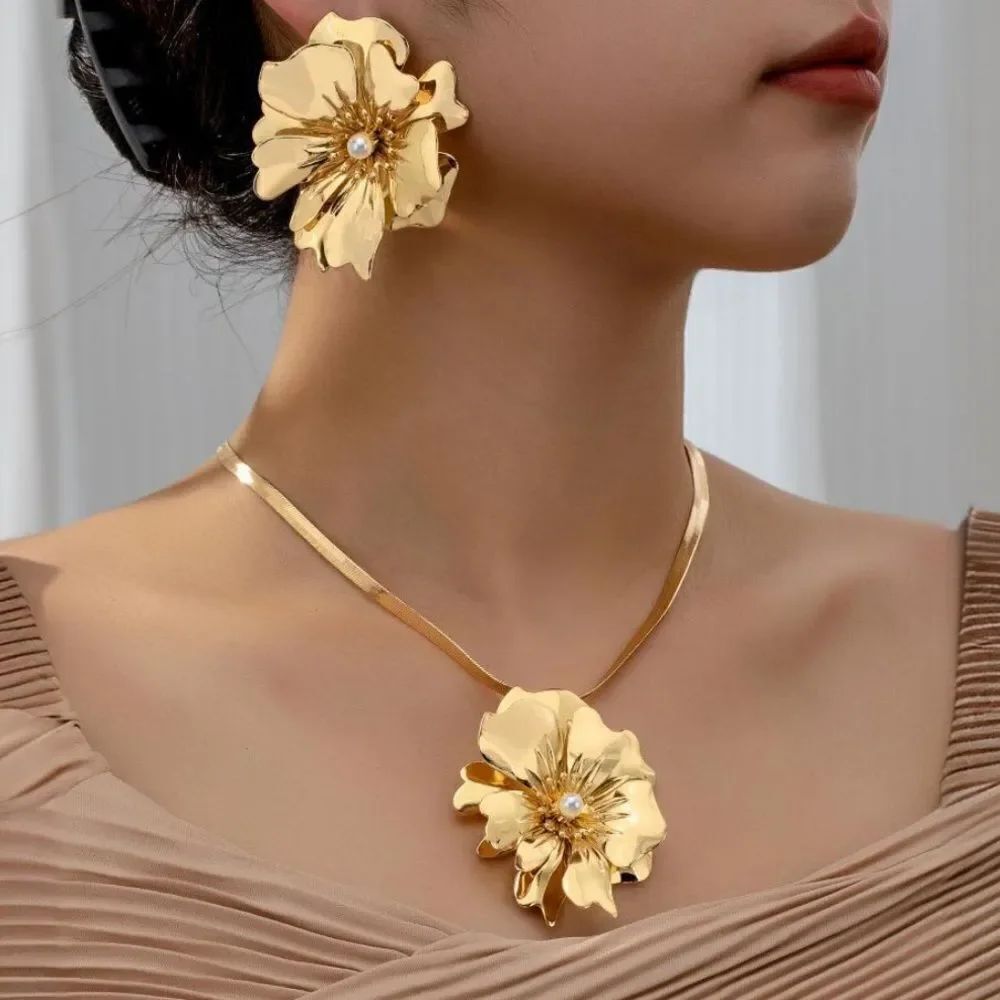 Gold flower pendant necklace A194